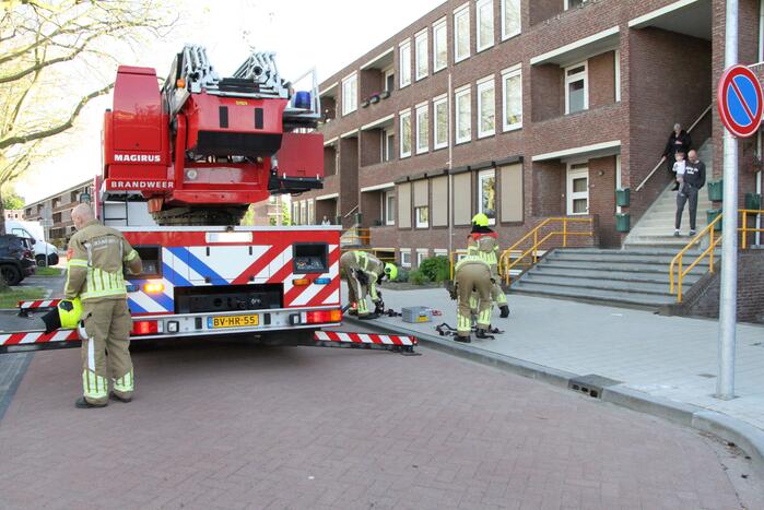 Stuk schoorsteen raakt los door harde wind
