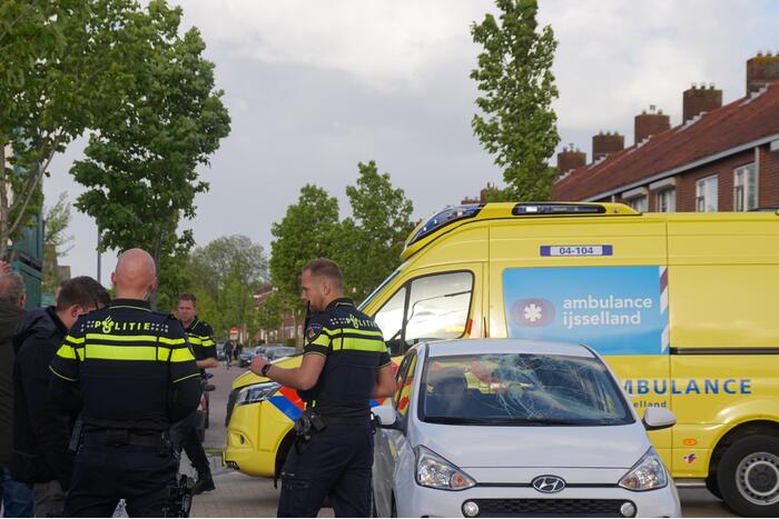 Fietser zwaargewond door botsing met personenauto