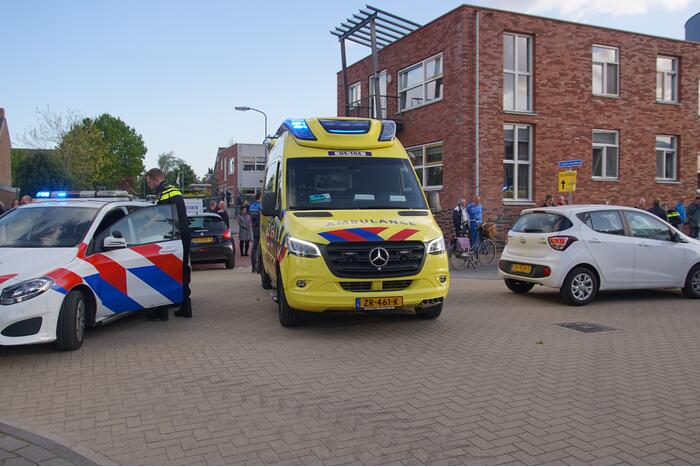 Fietser zwaargewond door botsing met personenauto
