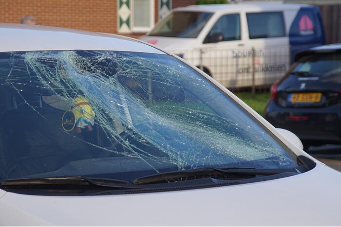 Fietser zwaargewond door botsing met personenauto