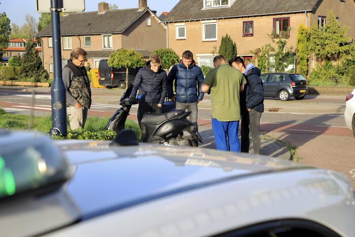 Botsing tussen personenauto en scooter