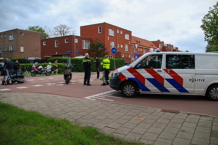 Fietser en scooterrijder met elkaar in botsing