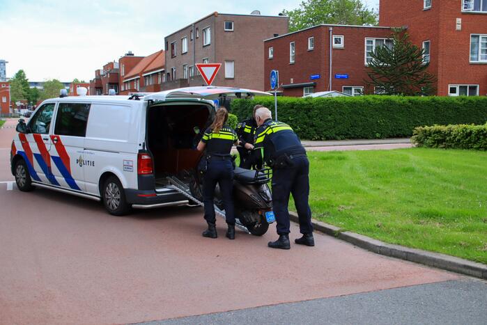 Fietser en scooterrijder met elkaar in botsing