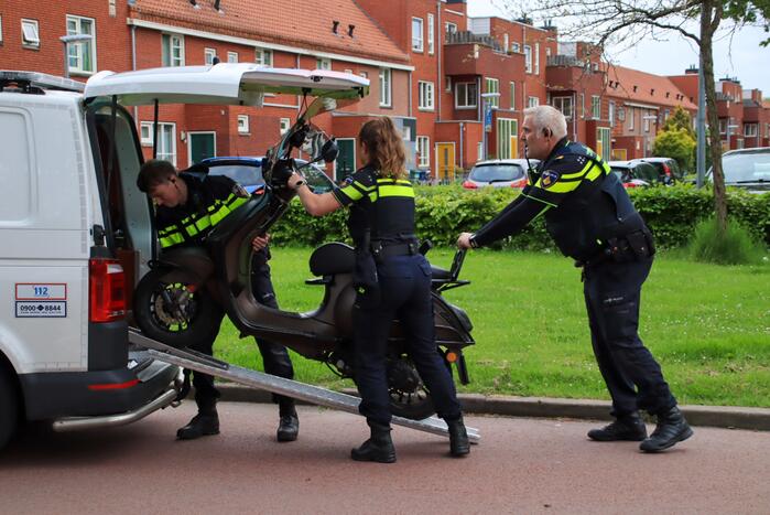 Fietser en scooterrijder met elkaar in botsing