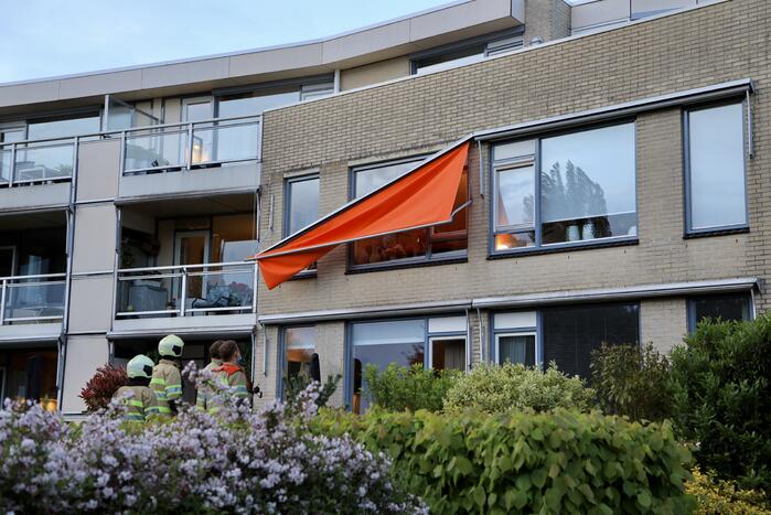 Brandweer ingezet voor loshangend zonnescherm