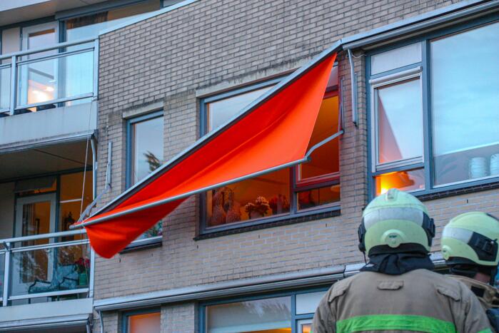 Brandweer ingezet voor loshangend zonnescherm