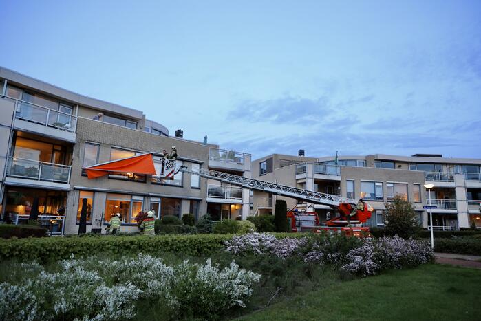 Brandweer ingezet voor loshangend zonnescherm