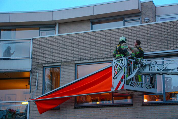 Brandweer ingezet voor loshangend zonnescherm