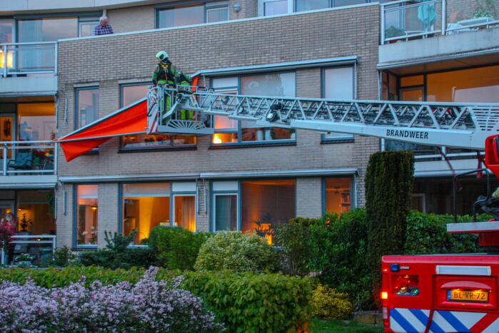 Brandweer ingezet voor loshangend zonnescherm