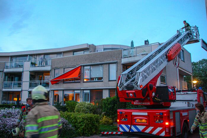 Brandweer ingezet voor loshangend zonnescherm