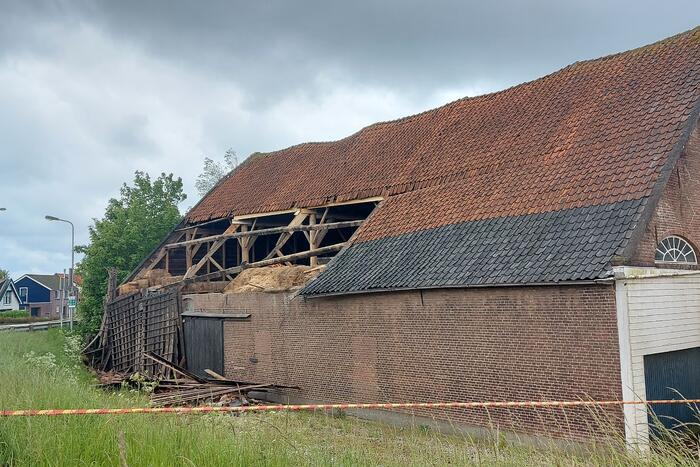 Stuk dak waait van boerenschuur