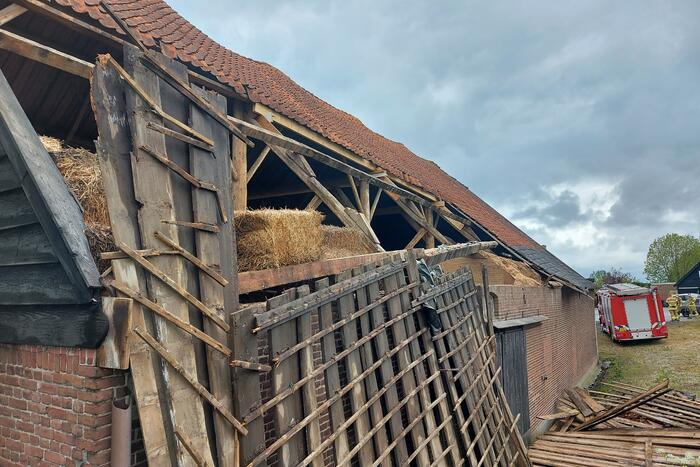 Stuk dak waait van boerenschuur