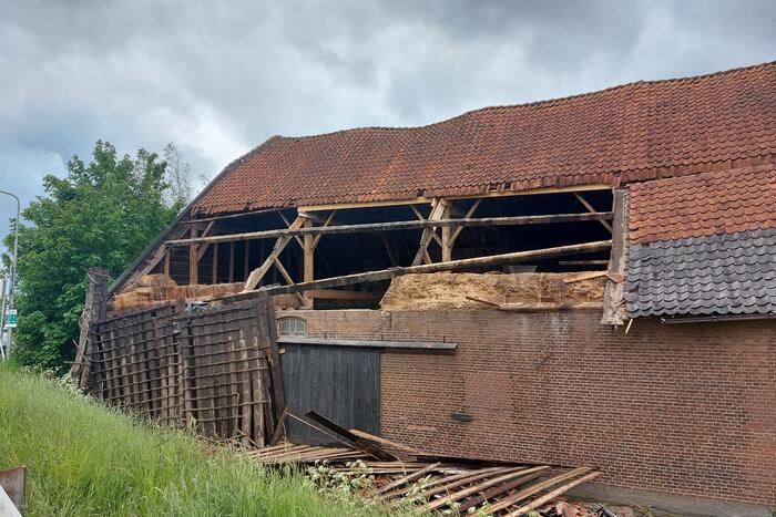 Stuk dak waait van boerenschuur
