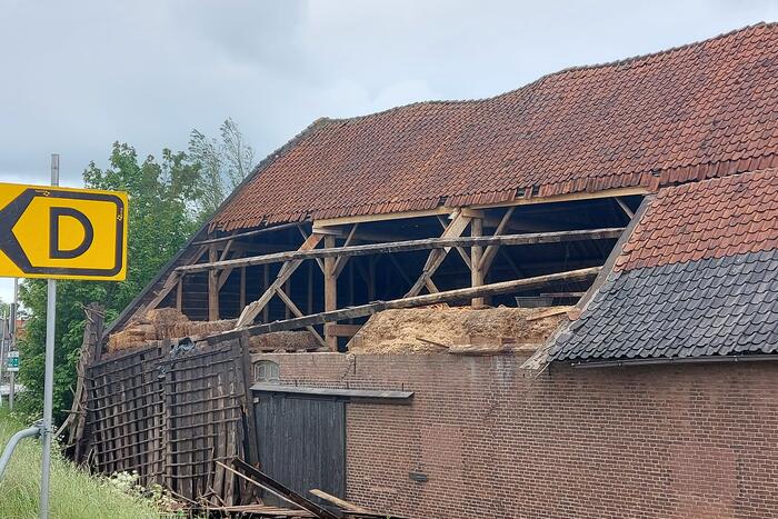 Stuk dak waait van boerenschuur