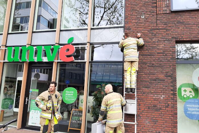 Gedeelte Univé bord hangt naar beneden