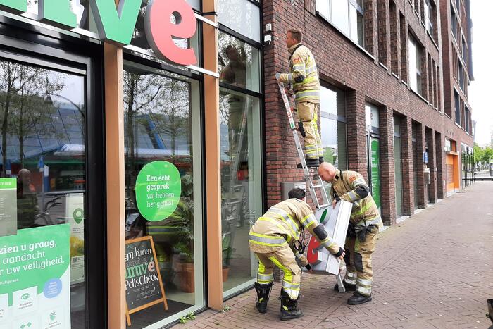 Gedeelte Univé bord hangt naar beneden