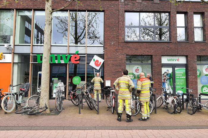 Gedeelte Univé bord hangt naar beneden