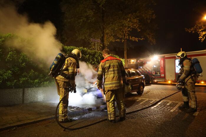Voorzijde van auto in brand