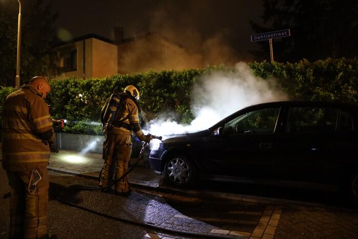 Voorzijde van auto in brand