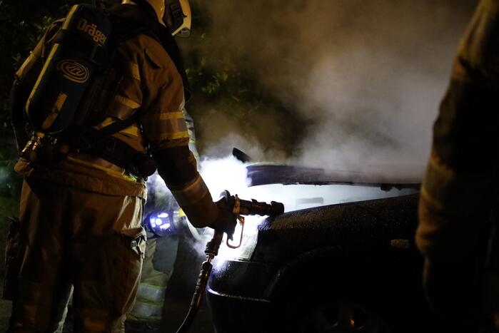 Voorzijde van auto in brand