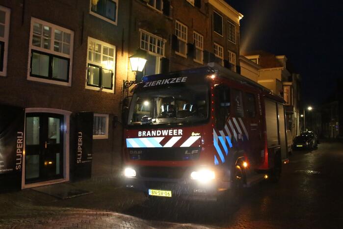 Brandweer doet onderzoek naar brandlucht