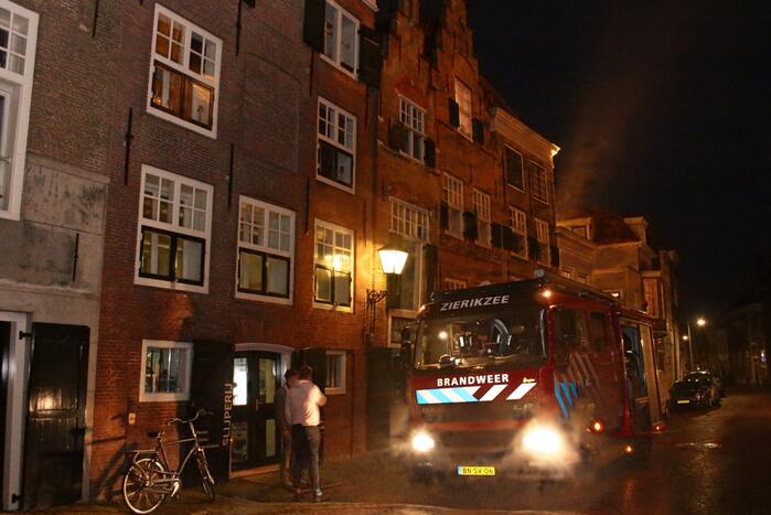 Brandweer doet onderzoek naar brandlucht