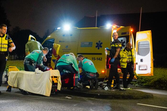 Persoon zwaargewond na ongeval met motorscooter