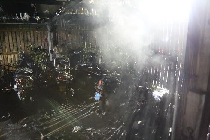 Fietsenstalling vliegt in brand, meerdere scooters verwoest