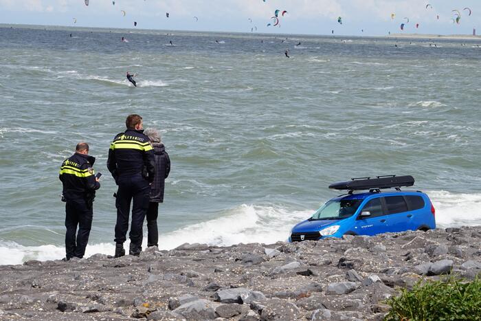 Personenauto belandt in de zee