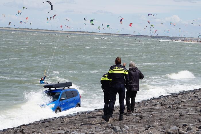 Personenauto belandt in de zee