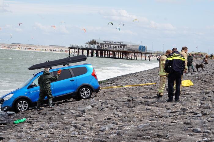 Personenauto belandt in de zee