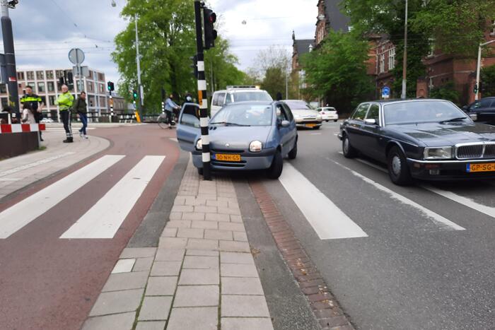 Auto rijdt tegen verkeerslicht
