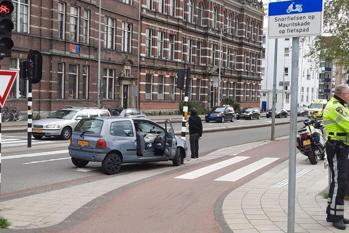 Auto rijdt tegen verkeerslicht
