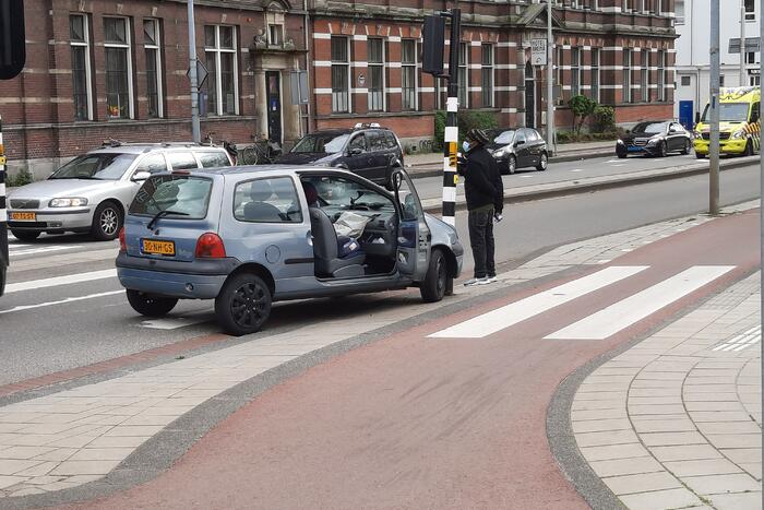 Auto rijdt tegen verkeerslicht