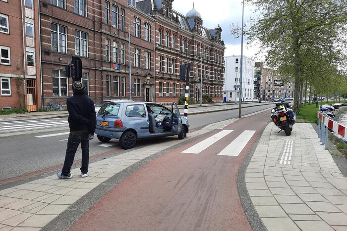 Auto rijdt tegen verkeerslicht