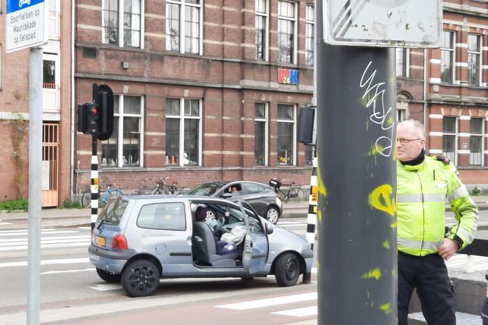 Auto rijdt tegen verkeerslicht