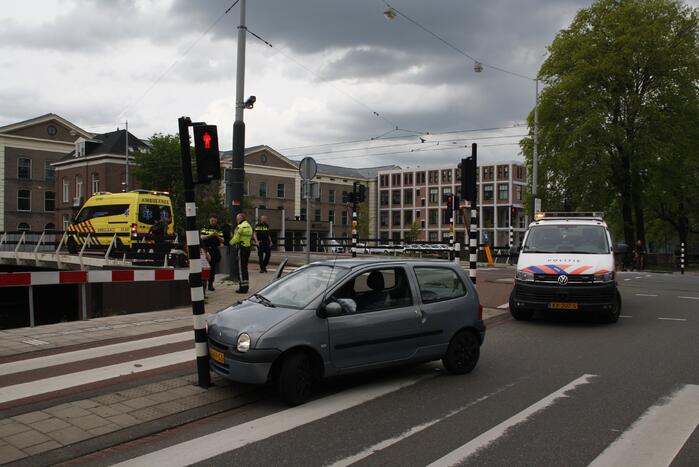 Auto rijdt tegen verkeerslicht
