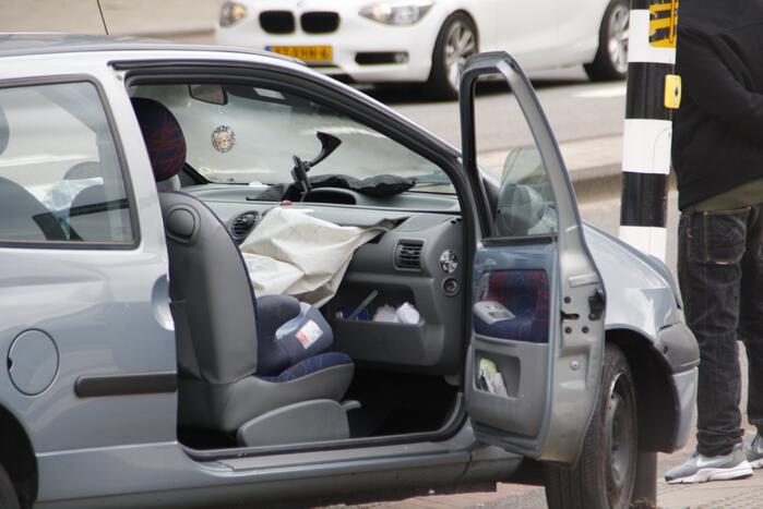 Auto rijdt tegen verkeerslicht