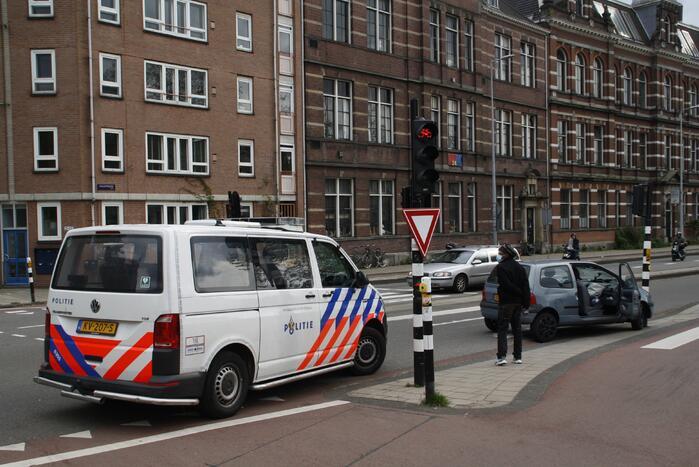Auto rijdt tegen verkeerslicht