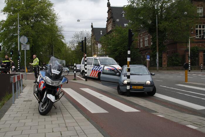 Auto rijdt tegen verkeerslicht