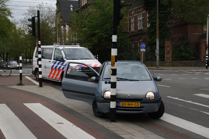 Auto rijdt tegen verkeerslicht