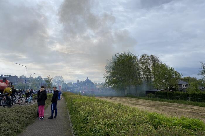 Veel rook door uitslaande brand in loods