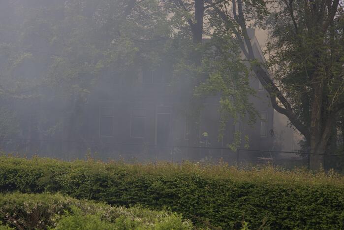 Veel rook door uitslaande brand in loods