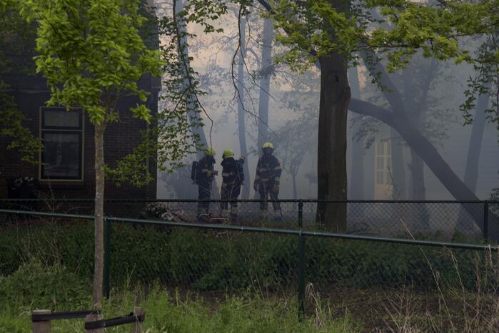 Veel rook door uitslaande brand in loods