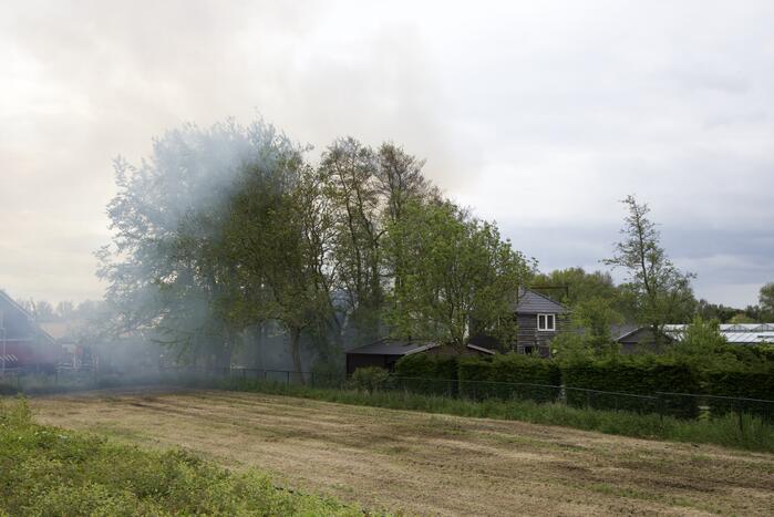 Veel rook door uitslaande brand in loods