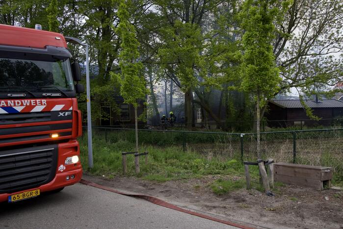 Veel rook door uitslaande brand in loods