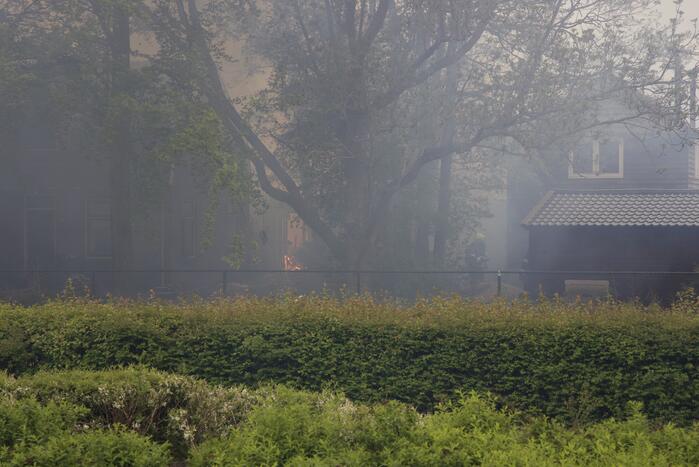 Veel rook door uitslaande brand in loods