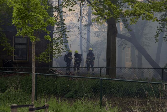 Veel rook door uitslaande brand in loods