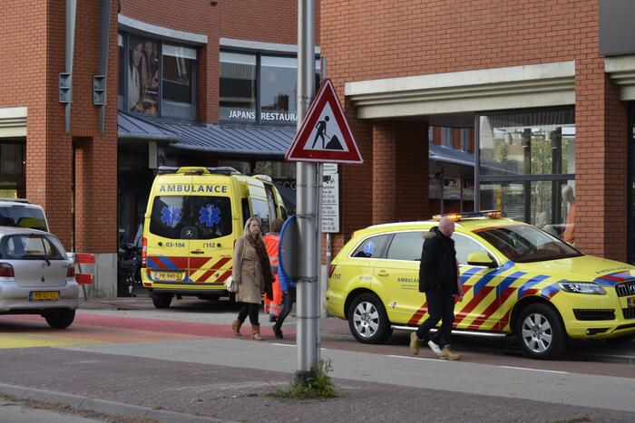 Scooterrijder ernstig gewond bij botsing met pallet stenen