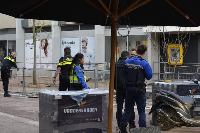 Scooterrijder ernstig gewond bij botsing met pallet stenen